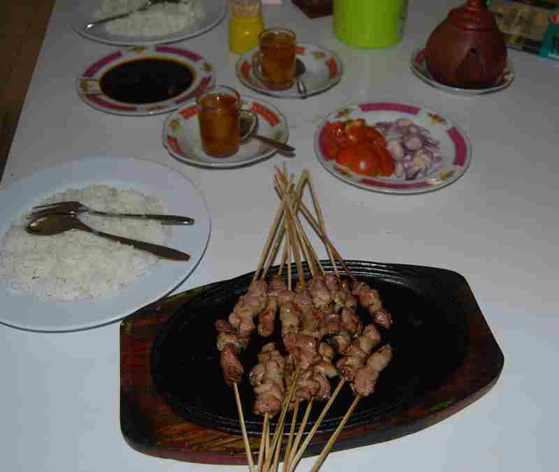 Sate Kambing Pak Yani, Empuknya…ck.. ck.. ck..