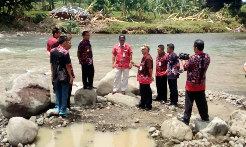 Pergeseran Aliran Sungai Klawing Ancam Tiang Pancang Jembatan