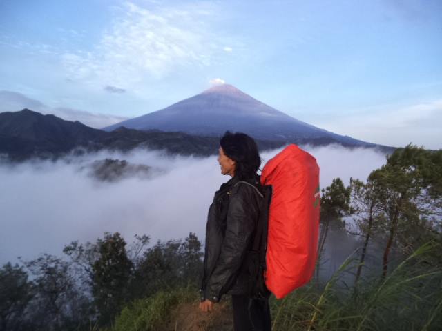 Berburu Matahari Terbit di Bukit Njelir