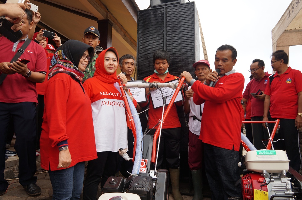 Bupati Gebrak Gotong Royong Lebarkan Jalan Wisata Desa Serang