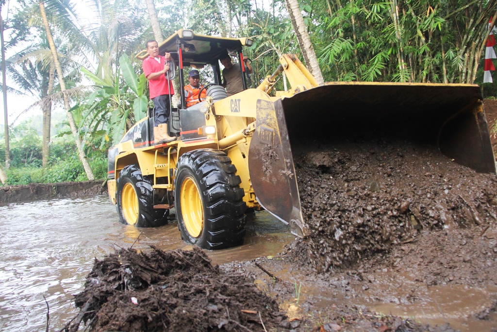 Lancarkan Aliran Air Tuk Sirah, Bupati Pimpin Pengerukan Sungai