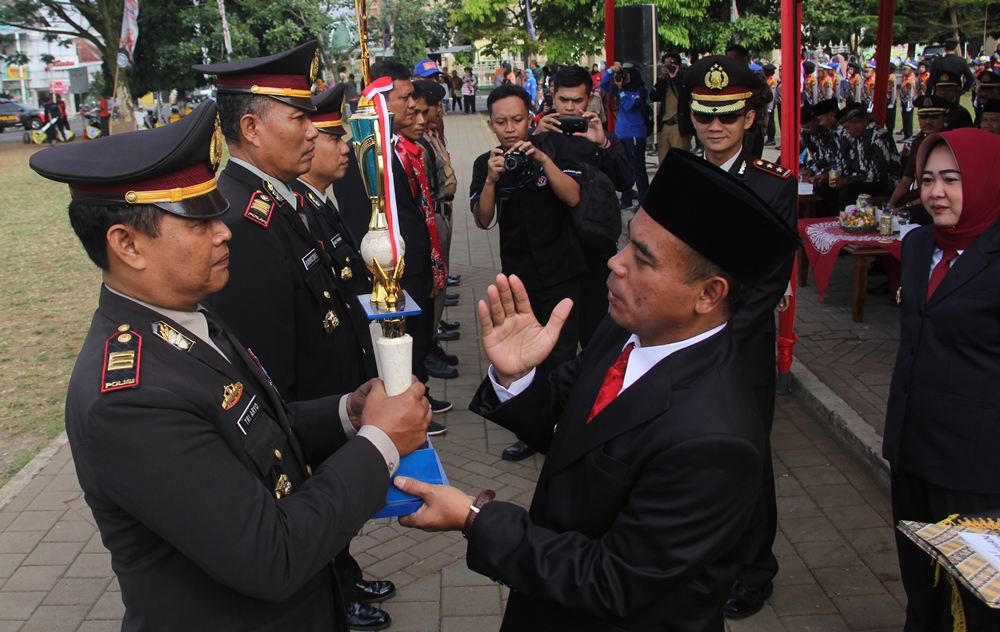 HUT Bhayangkara ke 71, Bupati Tasdi Disuguhi Pocil dan PKS Berprestasi