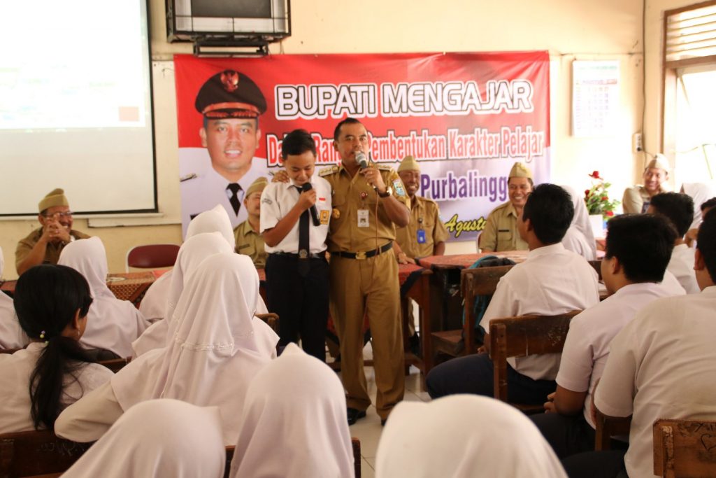 Bupati Mengajar, Ajak Siswa Kenal Sejarah dan Amalkan Pancasila