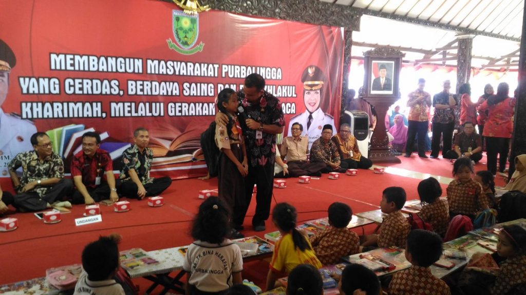 Bupati Tasdi Tularkan Kegemaran Membaca Kepada Anak – Anak TK