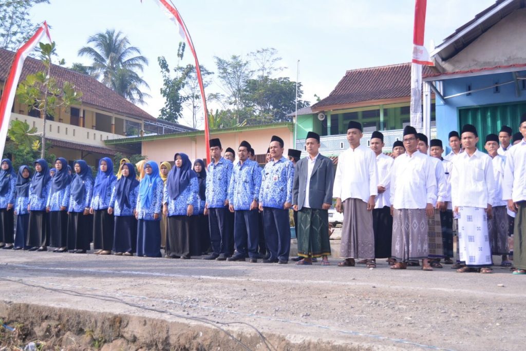 PERINGATI HUT RI, PONPES MINHAJUT THOLABAH GELAR UPACARA ALA SANTRI