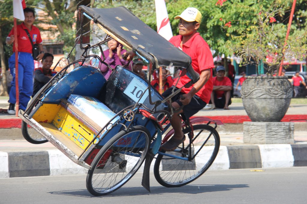 Semarak HUT RI, Puluhan Tukang Becak Ikuti Adu Ketangkasan