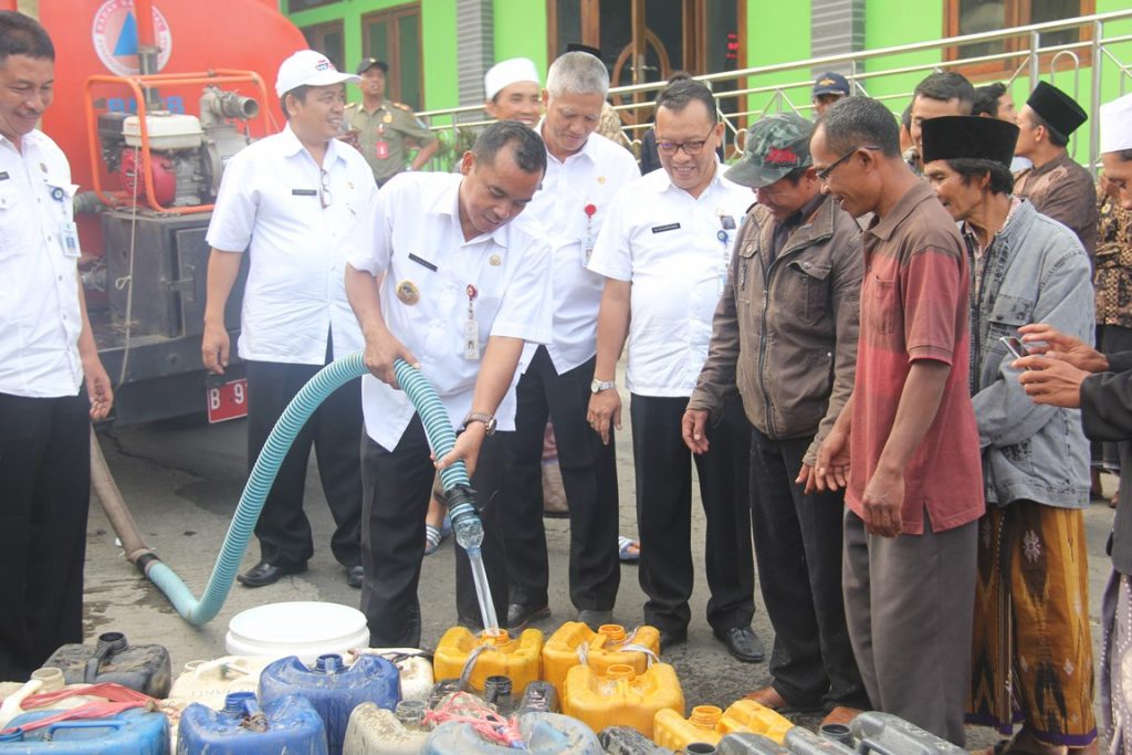 Bupati Keliling Desa Pasok Air Bersih