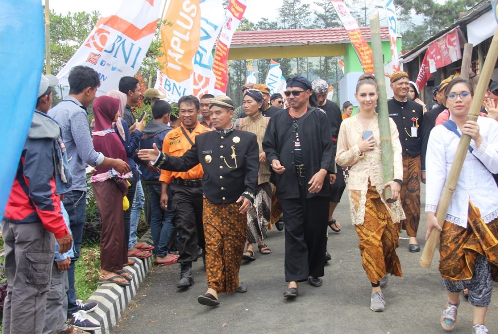 Bupati Pimpin Pawai Budaya dan Ruwatan Air Sikopyah