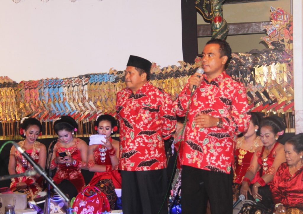 Bupati Hadiri Pagelaran Wayang Kulit Di Kalitinggar