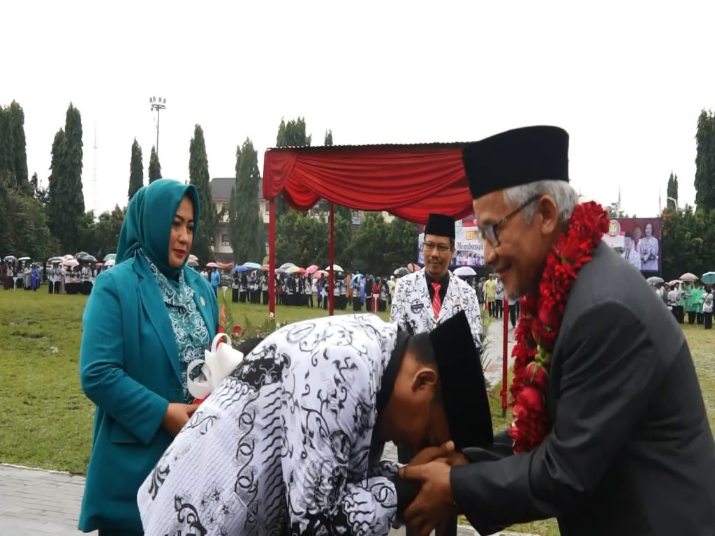 Bupati Tasdi Berikan Tanda Cinta Di Hari Guru