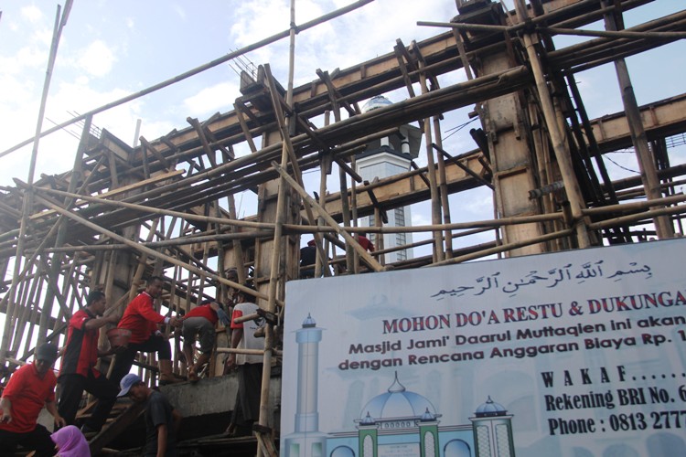 Bupati Bantu Pembangunan Balai Desa Dan Masjid Adiarsa