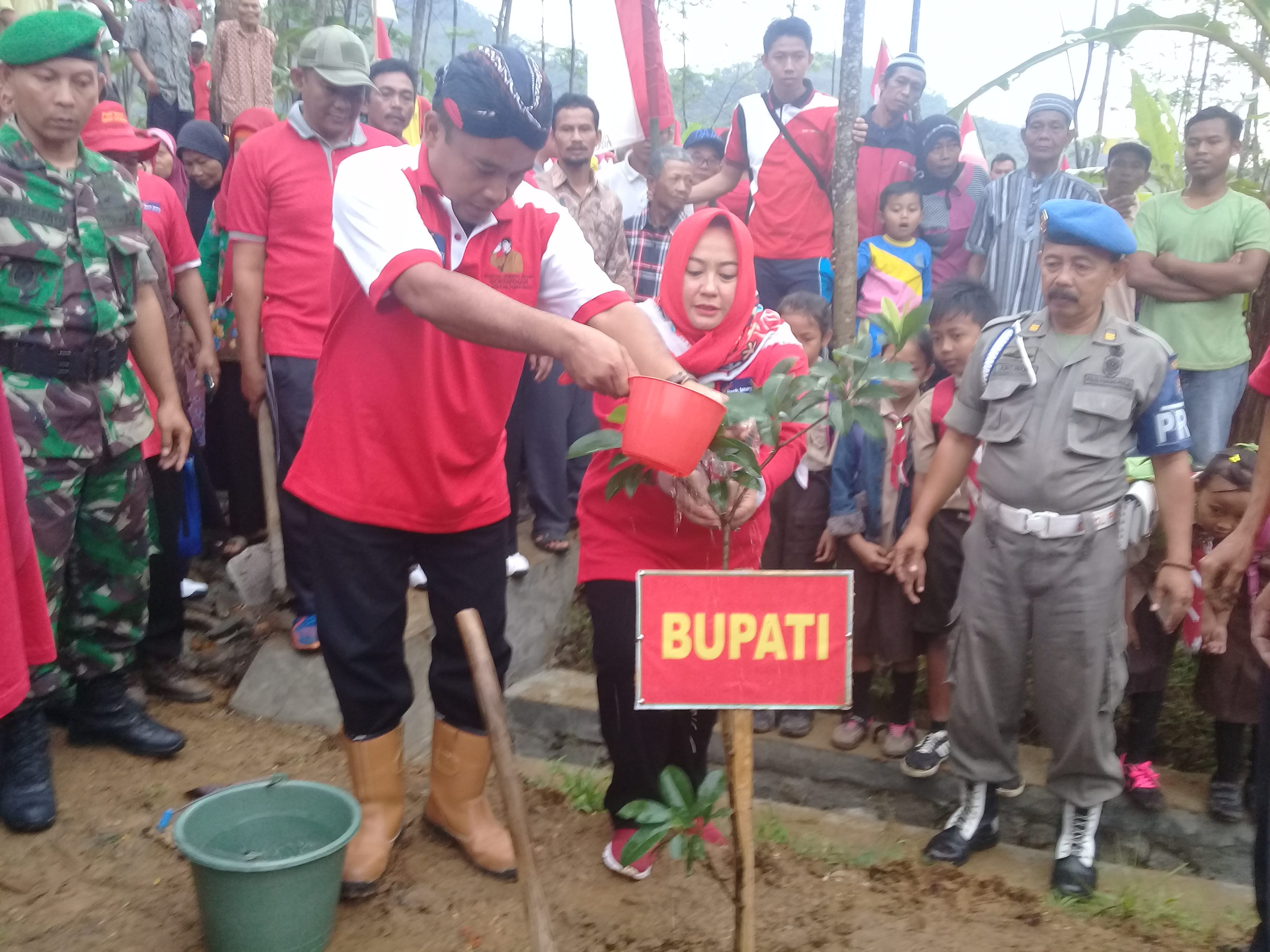 Semangat Membangun Tinggi, Karangbawang Digelontor Bantuan