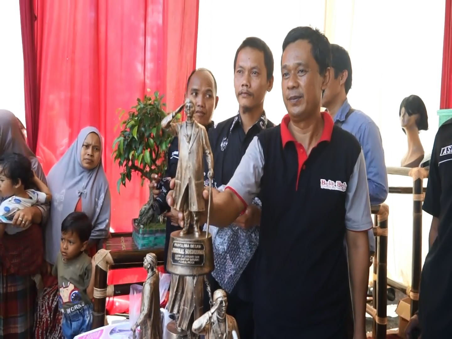 Jadi Souvenir, Patung Jenderal Soedirman Diborong Bupati