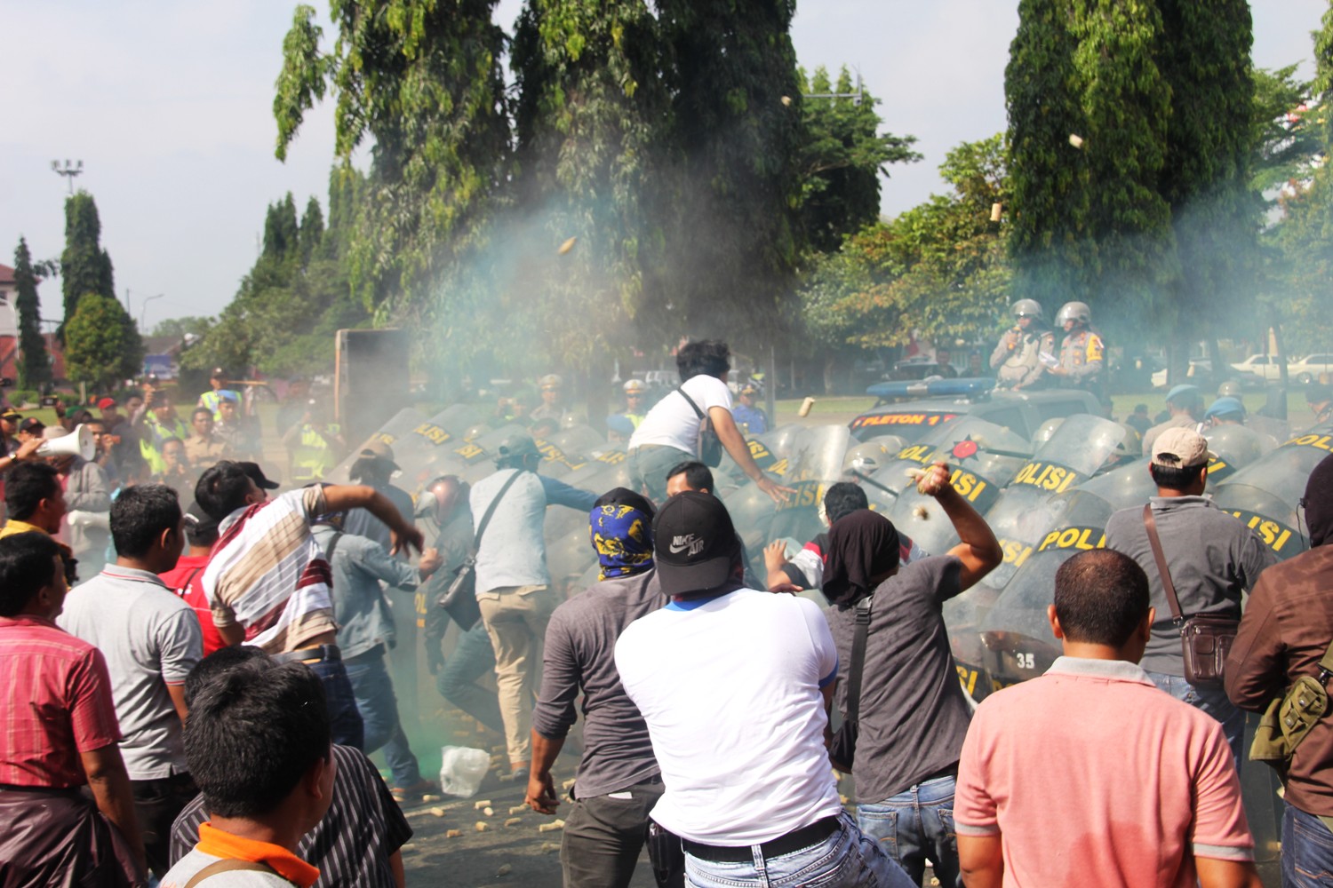 Unjuk Rasa Ricuh, Pendemo Dihadiahi Peluru Petugas