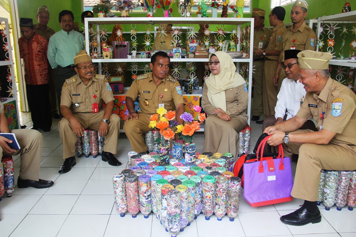 Bupati Tasdi Boyong Kursi Ekobrik Karya Siswa SMP N 1 Kemangkon