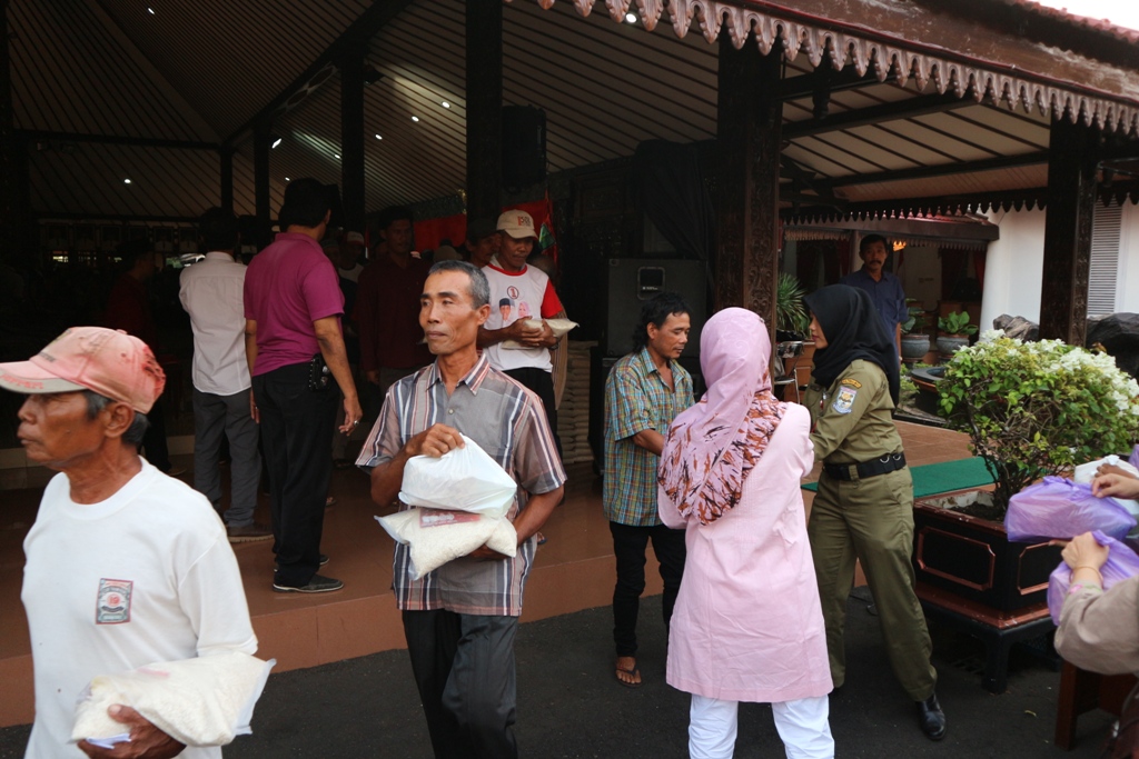 Bupati Purbalingga berbagi kebahagiaan dengan Ratusan Tukang Becak