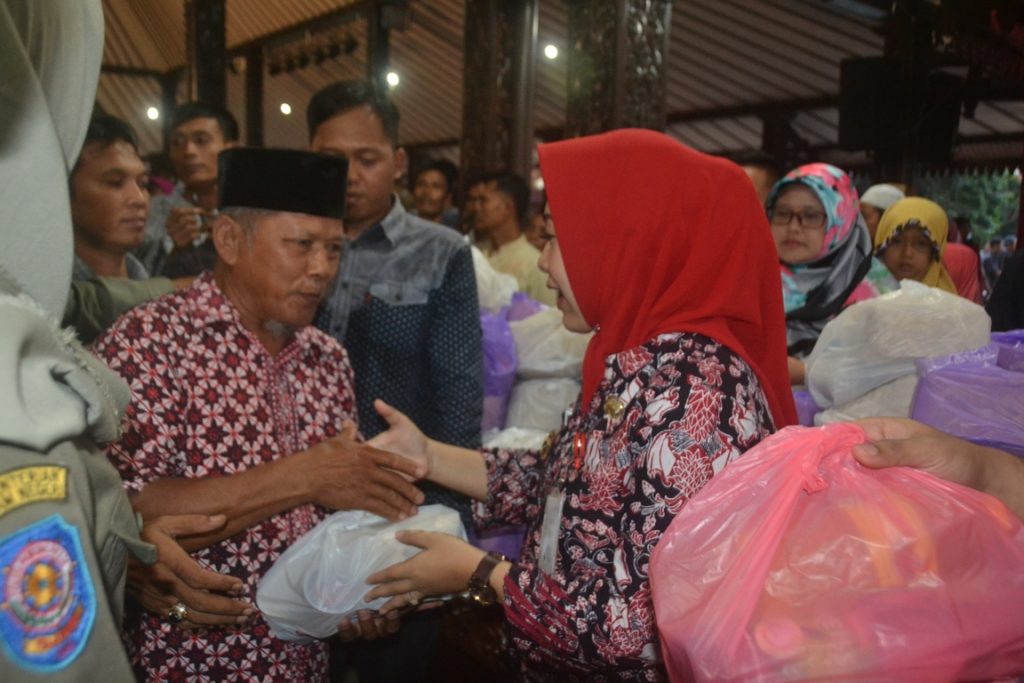 Buka Bersama Plt Bupati, Ratusan Pedagang, Buruh dan Tani Gerudug Pendopo Dipokusumo