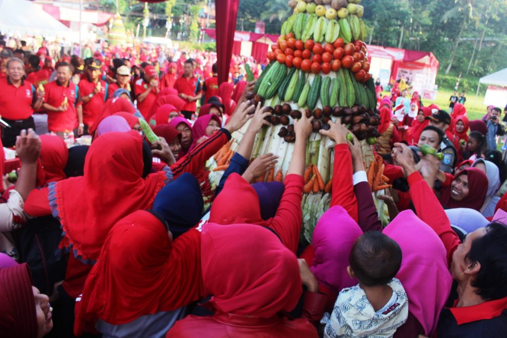 Makan Buah Bersama Plt. Bupati, Warga Tlahab Lor Serbu Gunungan Buah