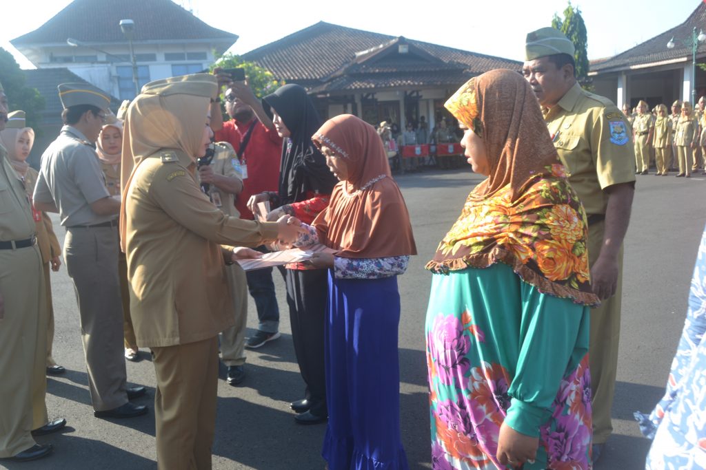 Peringatan Hari Koperasi, 60 Pelaku UMKM Terima Sertifikat Hak Atas Tanah