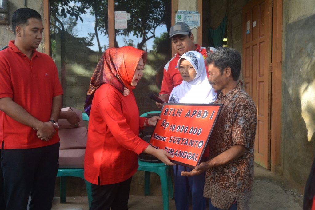 Gotong Royong Tumanggal Dari Pugar RTLH Hinggal Bangun Talud Lapangan