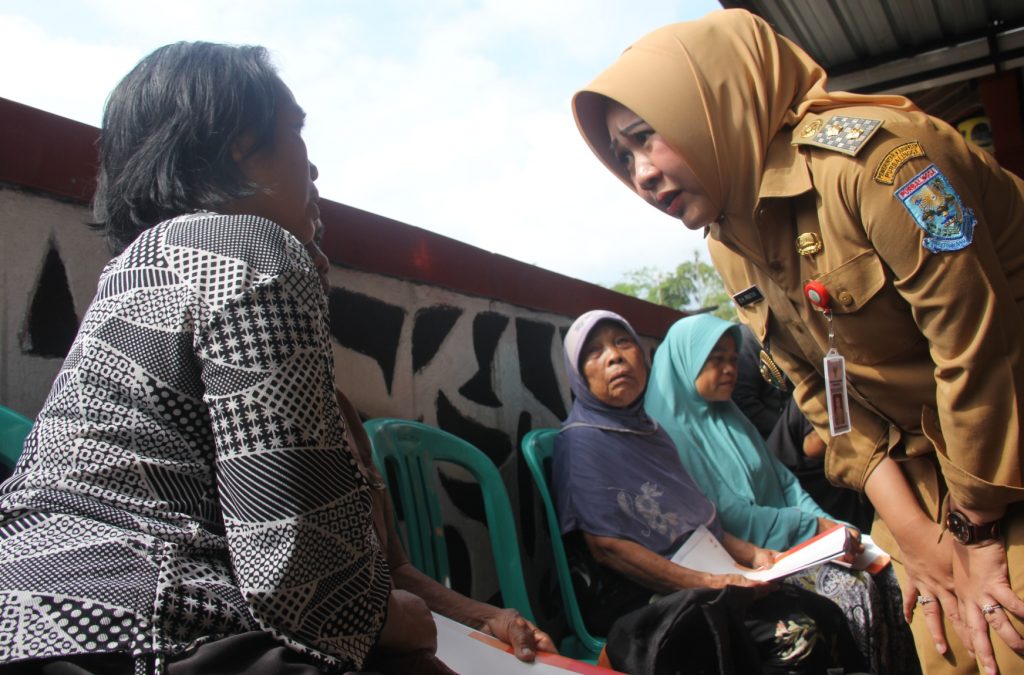 Santuni Korban Kebakaran, Plt. Bupati Ingatkan Warga Selalu Cek Kondisi Rumah