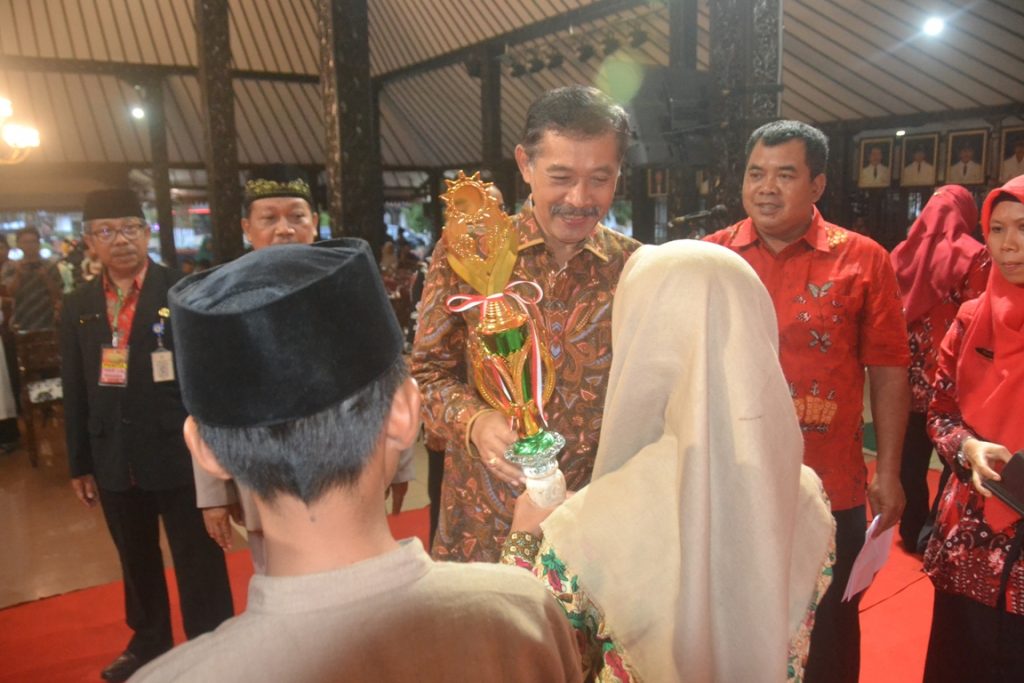 SMP Istiqomah Sambas Juara Umum Lomba Mapsi