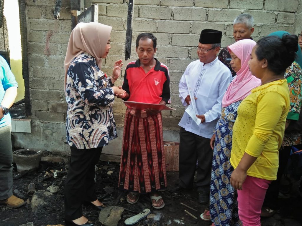 Plt Bupati Tiwi Tengok Korban Kebakaran di Limbasari