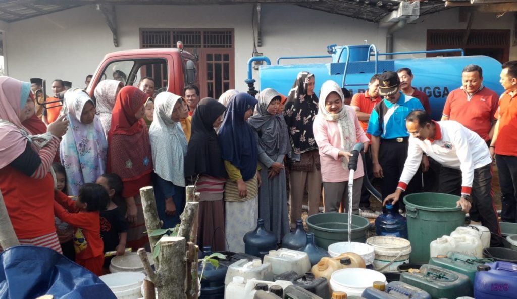 Plt Bupati Salurkan Bantuan Air Bersih untuk Warga Nangkod