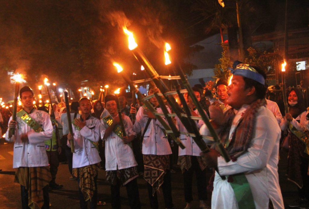 Ribuan Santri Ikuti Pawai Obor Keliling Kota Purbalingga