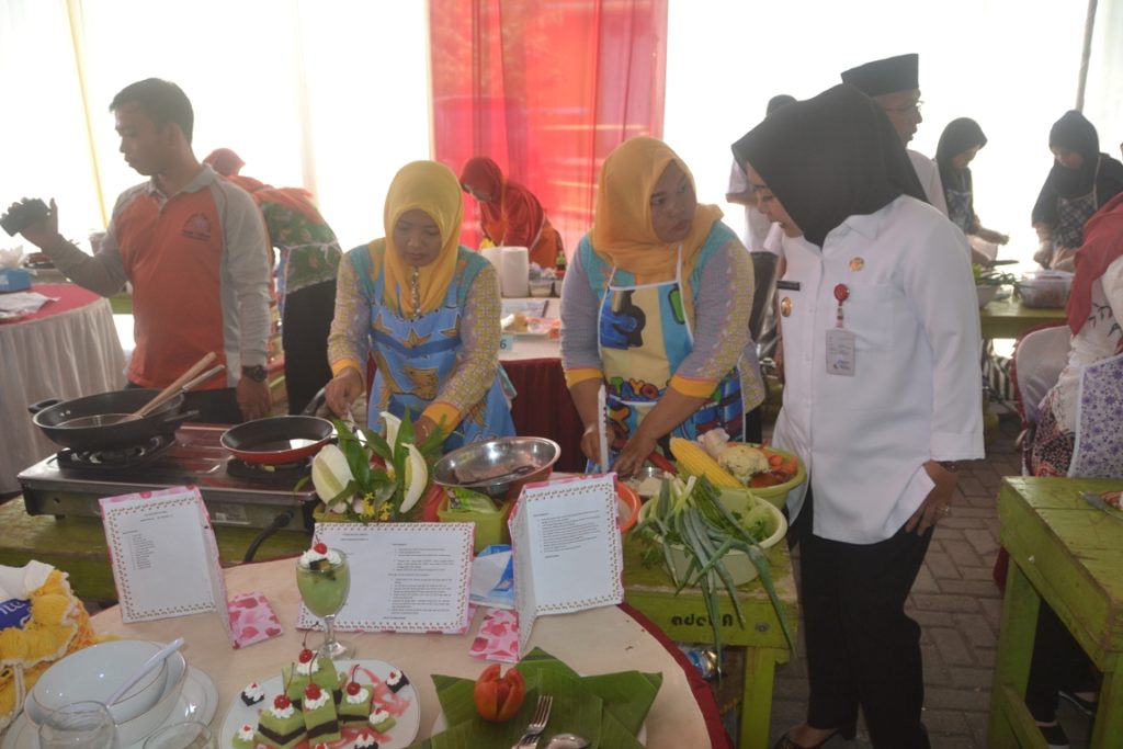 Pelaku Usaha Pengolahan Ikan dan Pelajar Berkompetisi Lomba Masak Ikan