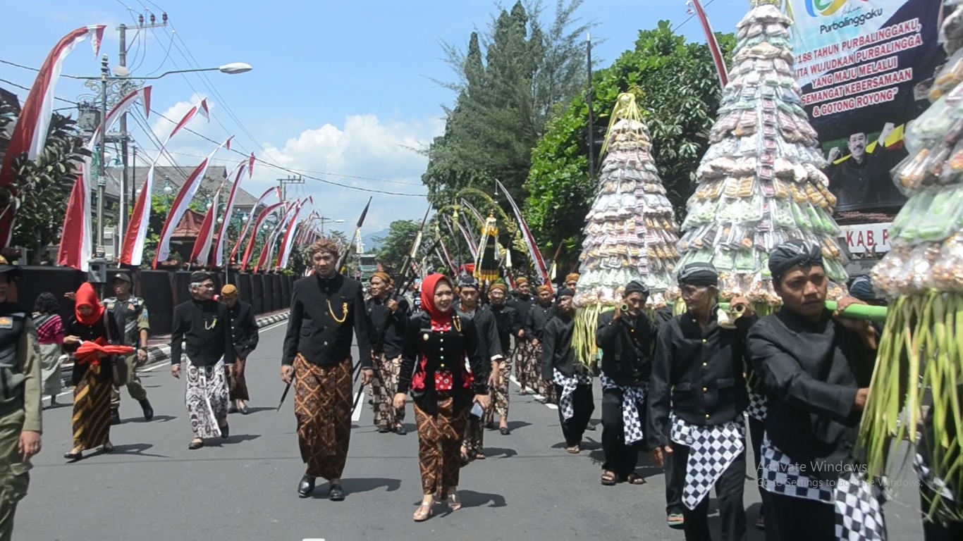 Gunungan Jajanan Pasar dan Buah jadi Rebutan Warga di Hari Jadi Ke-188 Purbalingga