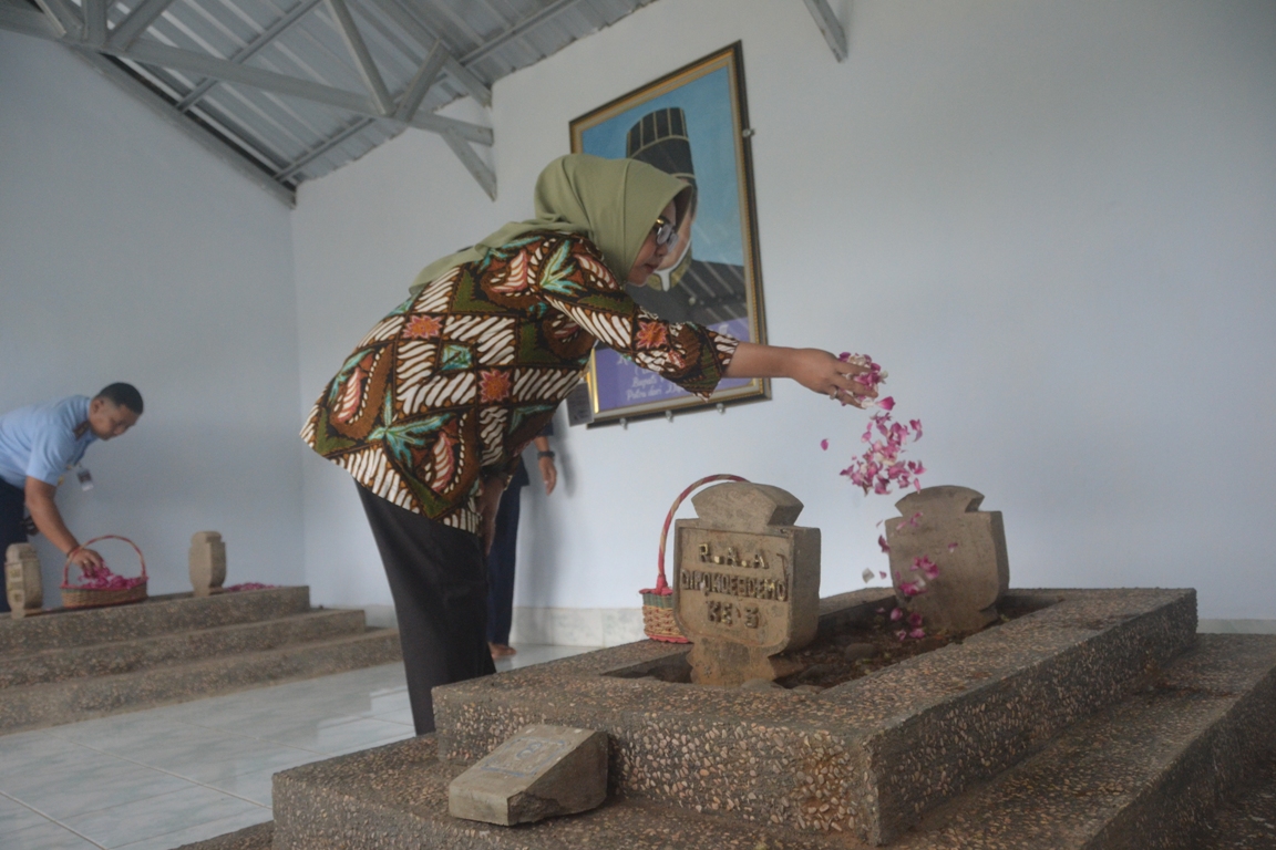 Peringati Hari Jadi ke 188 Plt Bupati Ziarah ke Makam-makam Leluhur