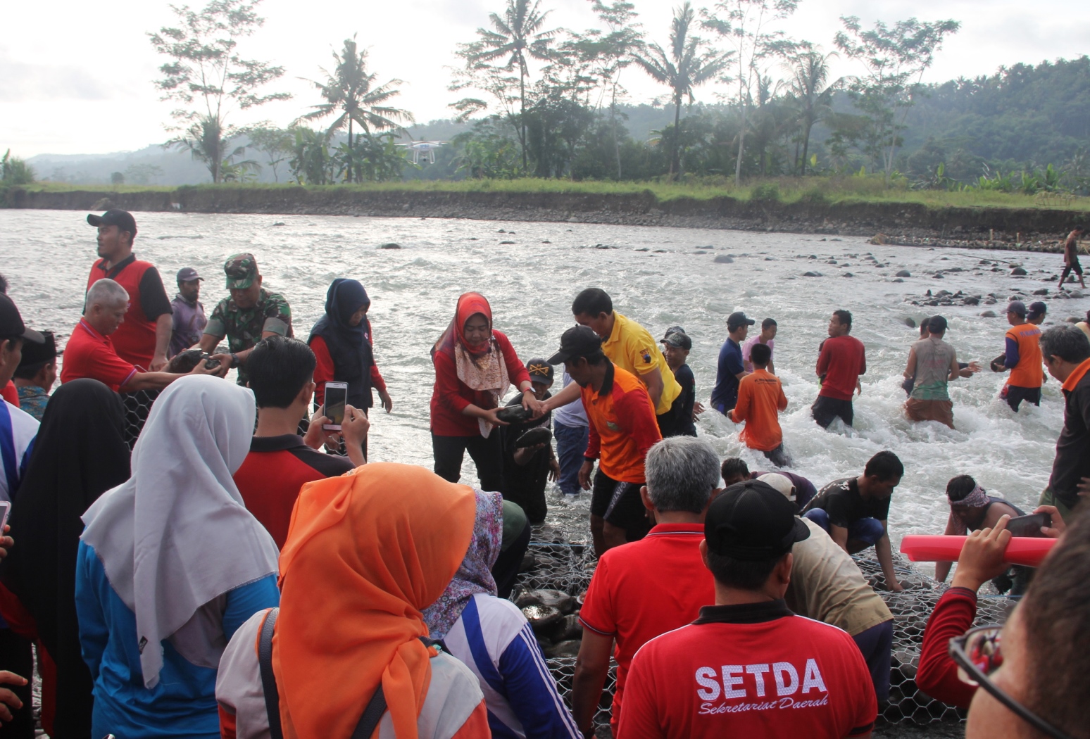 Tebing Terkikis, Warga Minta Bantuan Bronjong Dan Normalisasi Sungai Tambra