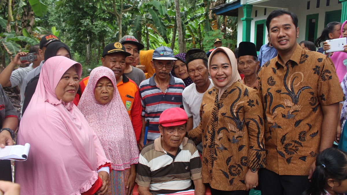 Plt Bupati Tiwi Salurkan Bantuan Bencana Angin Ribut