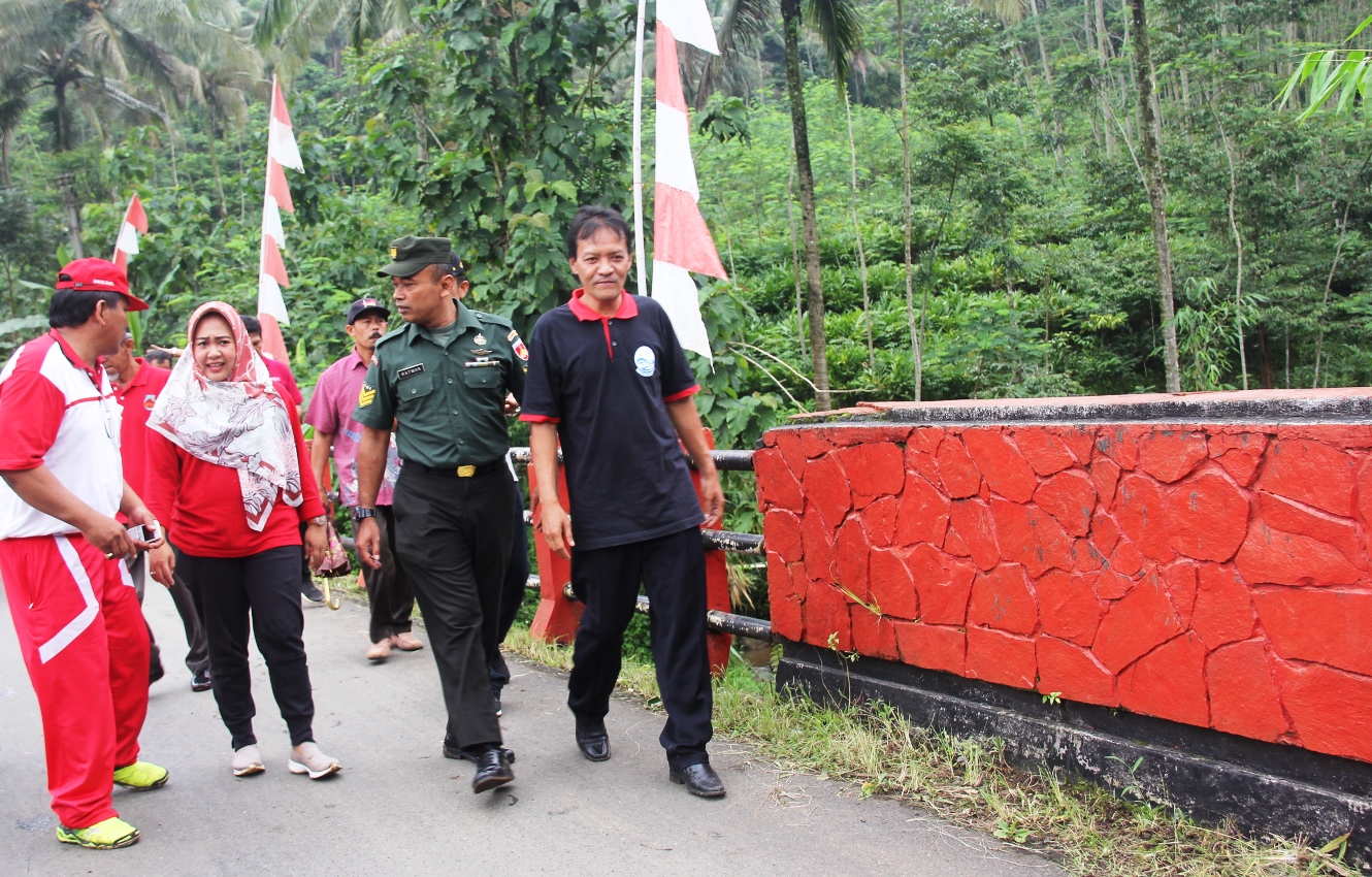 Tilik Desa, Plt. Bupati Serahkan Pengelolaan Bantuan Khusus Pada Pemdes