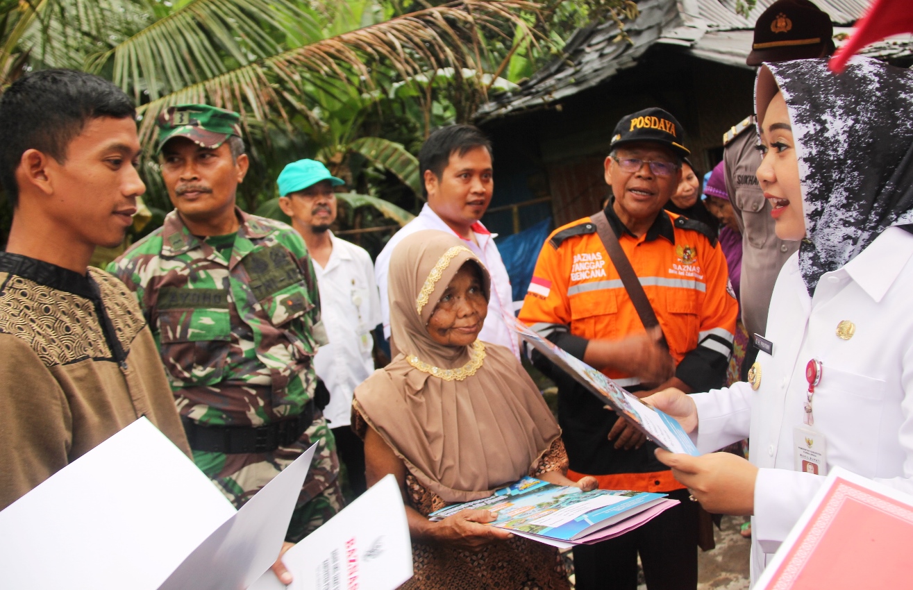 Plt Bupati Santuni Korban Bencana Kebakaran Di Desa Makam