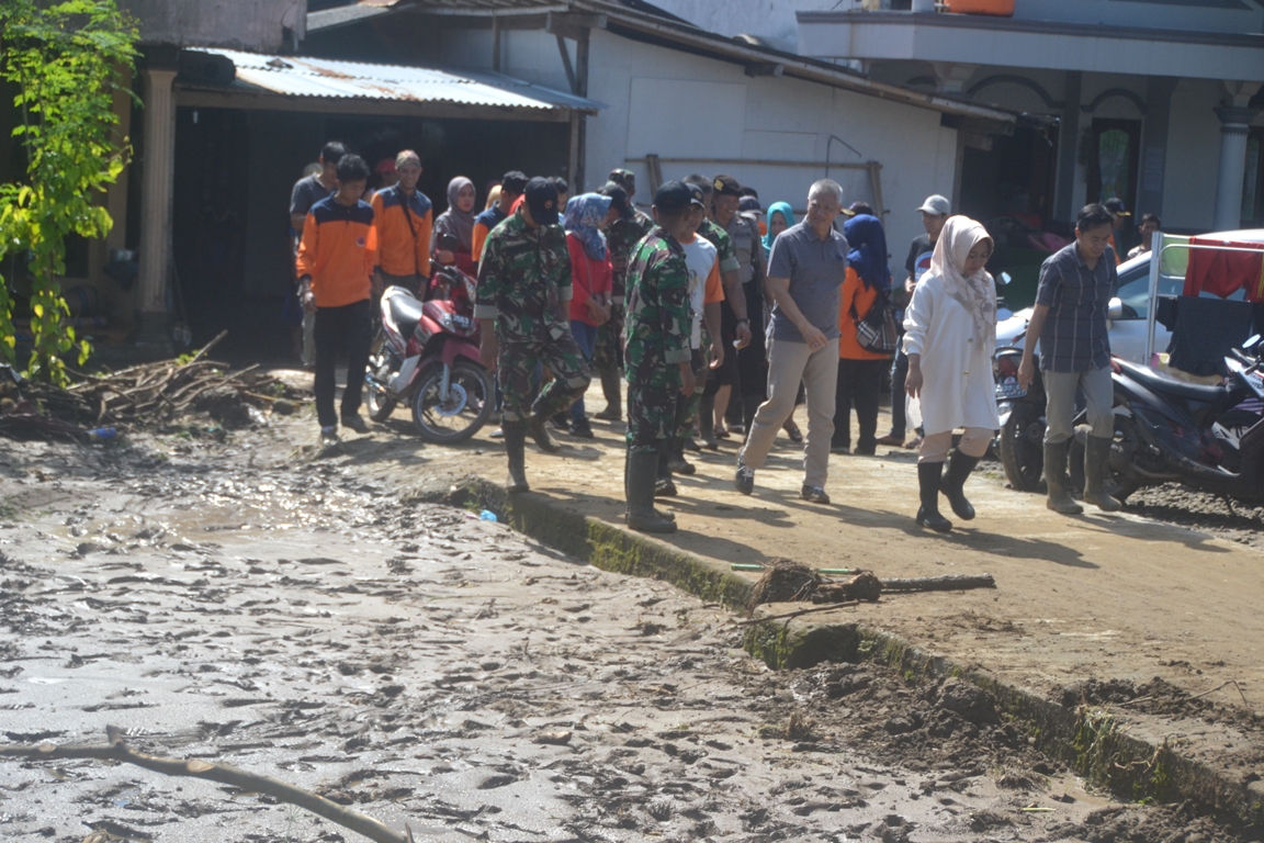 Plt Bupati Tiwi Kunjungi Korban Luapan Sungai di Karangmoncol