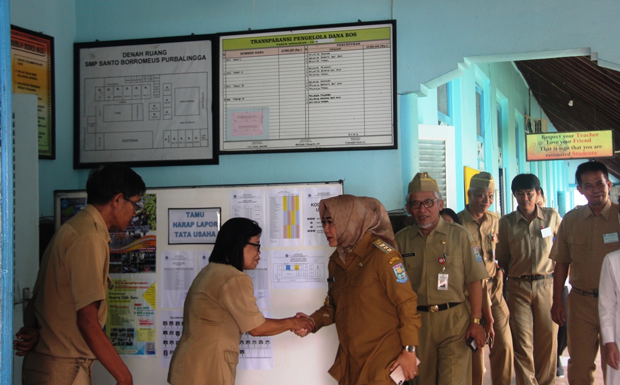 Bupati Pantau Pelaksanaan Ujian Nasional SD/MI dan SMP/Mts Hari Pertama