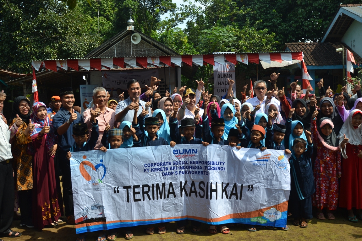 PT KAI Serahkan CSR ke Mushola Al Amanah Desa Lambur