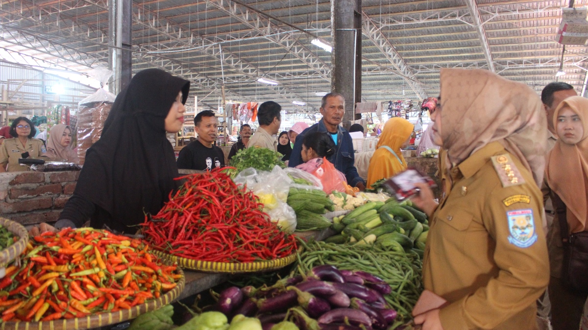 Awal Puasa, Bupati Tiwi Pantau Harga Kebutuhan Pokok