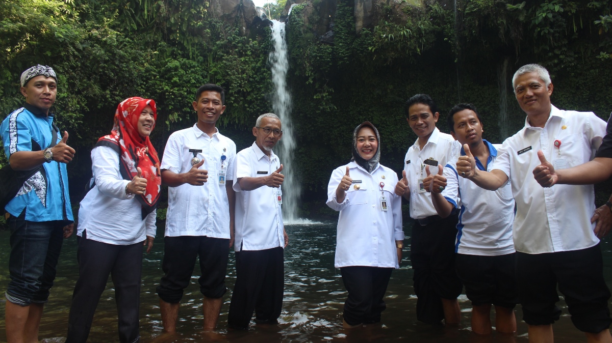 Bupati Tiwi Tebar Benih Ikan di Lokasi Wisata Curug Duwur Bumisari