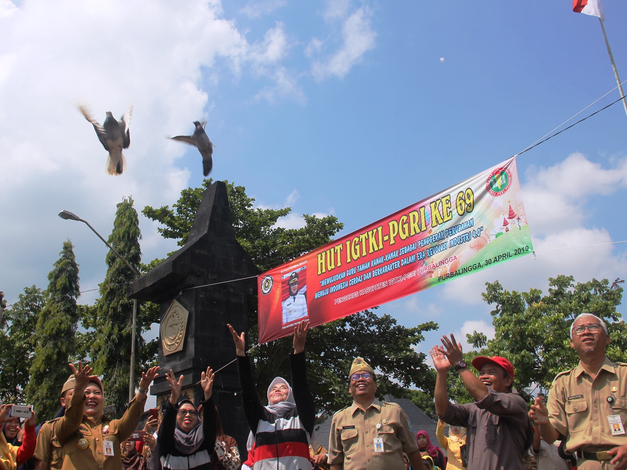 Potong Tumpeng Dan Pelepasan 400 Merpati Meriahkan Ultah IGTKI Ke 69