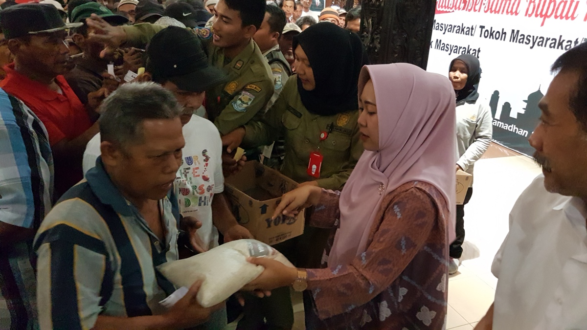 Bupati Bagi-bagi Bingkisan ke Abang Becak dan Warga Sekitar Pendopo