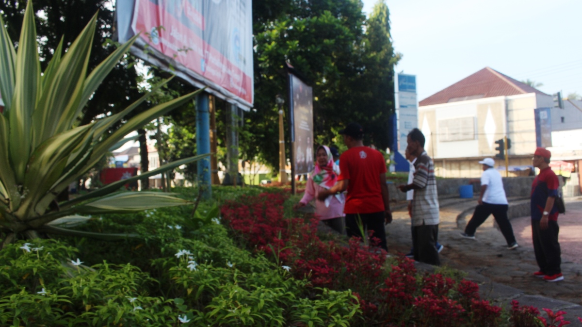 Jelang Lebaran, Bupati Tiwi Instruksikan Semua Fasilitas Umum dan Taman Kota Bersolek