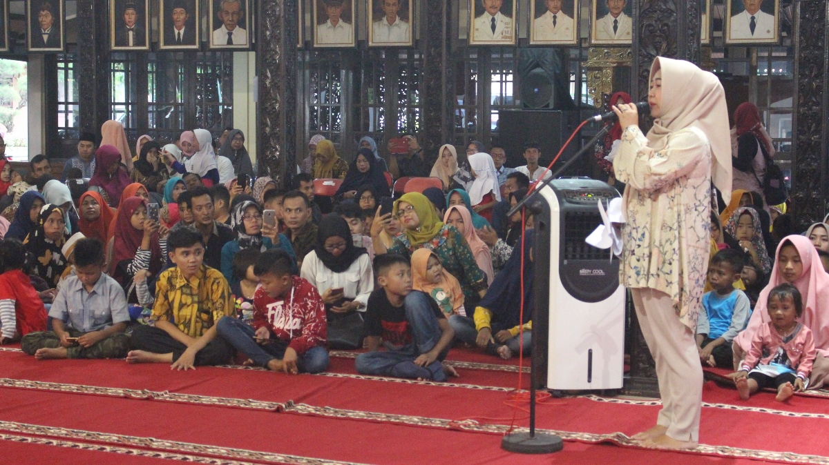 Bupati Tiwi Bagi Bingkisan Bagi Penyandang Disabilitas, Thalasemia dan ODHA