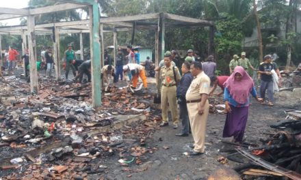 Warga Tunjungmuli Bersihkan Puing Kebakaran Pasar