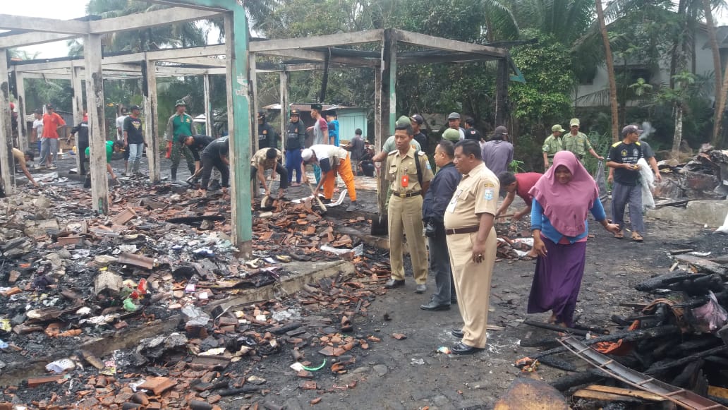 Warga Tunjungmuli Bersihkan Puing Kebakaran Pasar