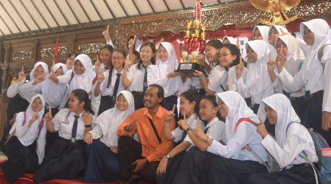 SMPN 1 Purbalingga Juarai Lomba Unisono Lagu Perjuangan