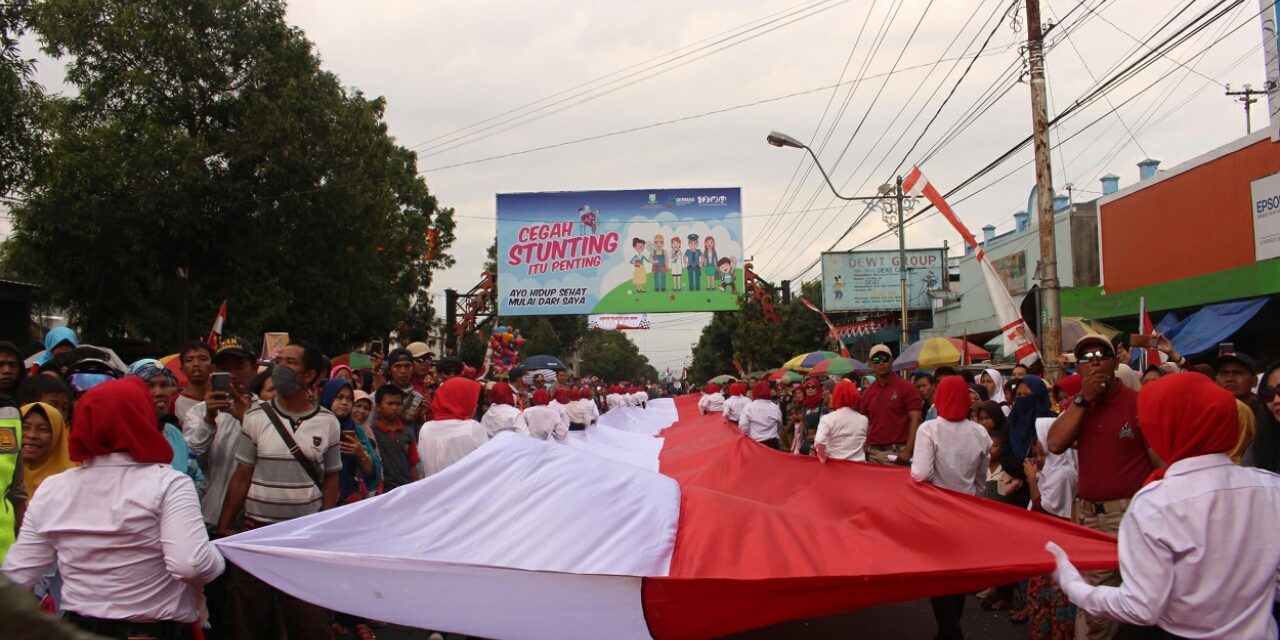 Pawai Pembangunan 2019, Bupati Tiwi Terkesan Pembentangan Bendera 74 Meter