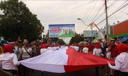 Pawai Pembangunan 2019, Bupati Tiwi Terkesan Pembentangan Bendera 74 Meter